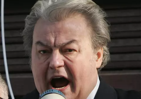Vadim Tudor și vrăjitoarele: "Dacă le prind, le rad în cap cu maşina de tuns iarbă"