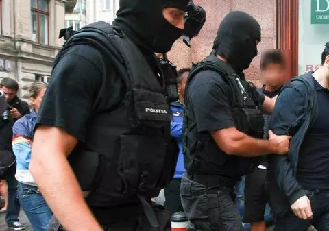 Trei români şi un italian, ridicaţi de DIICOT pentru fraudarea unei bănci cu 5 milioane €