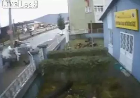 INCREDIBIL! Au intrat cu mașina într-un stâlp! Autoturismul s-a făcut bucăți, dar pasagerii au plecat pe picioarele lor | VIDEO