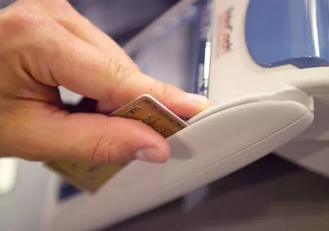 ALERTĂ ÎN SISTEMUL BANCAR! Cardurile CEC, blocate din cauza pericolului de fraude. Atacuri la mai multe bănci! 