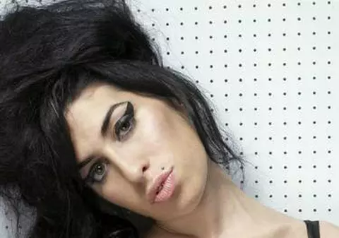 Albumul postum al lui Amy Winehouse, în fruntea vânzărilor din Marea Britanie