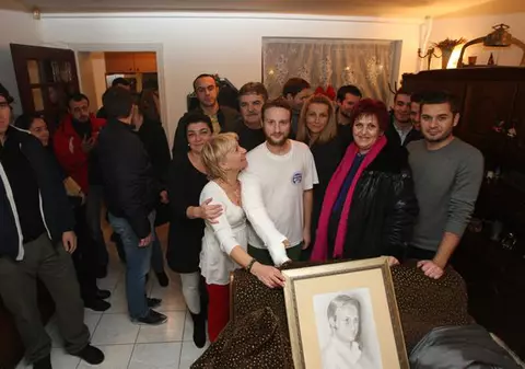 EXCLUSIV | Andrei Tinu, colindat de prieteni. Vezi ce cadouri a primit! | VIDEO & FOTO