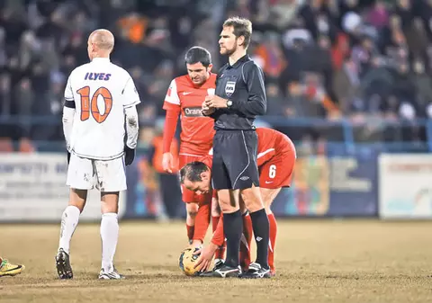 Arbitrul Alexandru Tudor a ajutat Dinamo la Tg. Mureş, stârnind furia adversarilor: "Fluieraţi bine!"