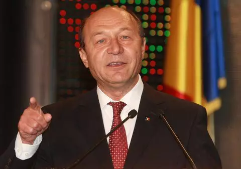Băsescu sare la gâtul lui Arafat