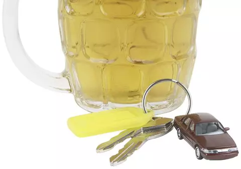 Un bărbat este în viaţă datorită a... trei cutii de bere