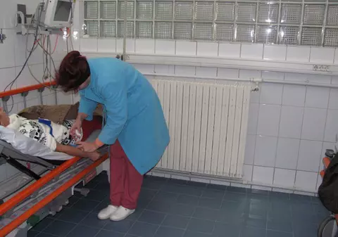 România „salariilor mari”: O ducem așa bine că unul din trei cadre medicale se împrumută de bani să supraviețuiască