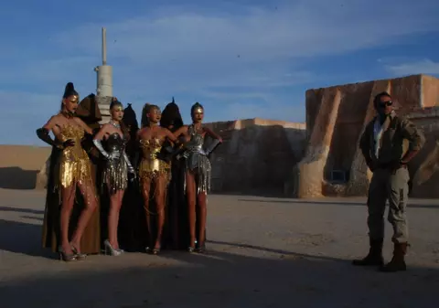 Botezatu le-a pus pe concurentele Next Top Model să poarte costume de peste 20 de kilograme 