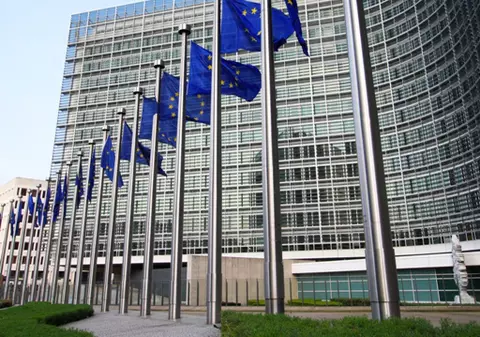 Raport devastator al Comisiei Europene: Guvernul nu are de gând să reducă deficitul bugetar, vrea să modifice Pilonul II de pensii și are nevoie de acordul UE pentru split TVA