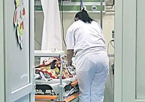 Doi copii şi părinţii lor au ajuns la spital cu arsuri grave, după ce a explodat o sobă