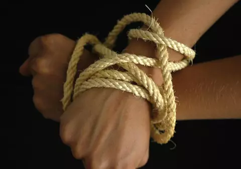 I-a tăiat degetele de la mână soţiei sale pentru că s-a înscris la facultate fără să-i spună