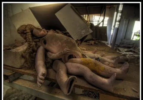 Mai tare decât un film horror! Imagini fantomatice dintr-o fabrică de păpuşi! | FOTO