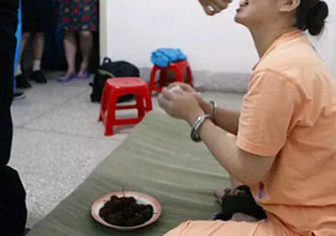 Imagini incredibile! Patru chinezoaice condamnate la moarte şi-au petrecut ultimele clipe din viaţă cu zâmbetul pe buze| FOTO