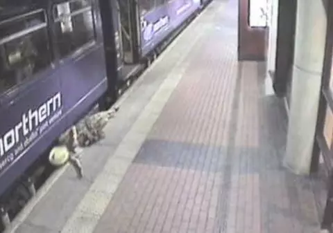 CUTREMURĂTOR! Momentul în care o femeie beată cade sub roțile trenului | VIDEO ȘOCANT