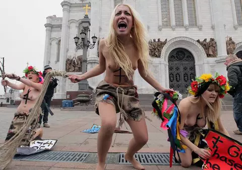 Protest topless în faţa Catedralei Iisus Mântuitorul, din Moscova | FOTO