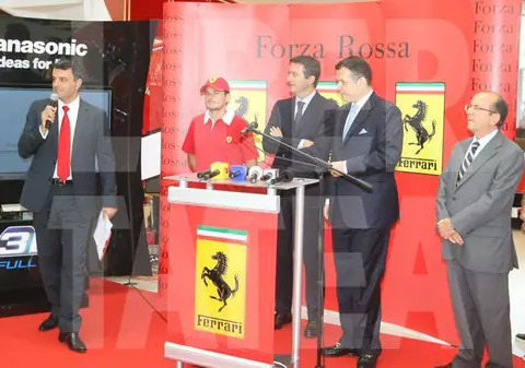 Românii se pot îmbulzi din nou la promoţiile magazinului Ferrari