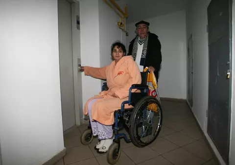 Chiriaşii lui Oprescu nu pot folosi liftul blocului pentru că nu funcţionează de un an "Aoleu, trebuie să urc pe scări până la etajul 7!"
