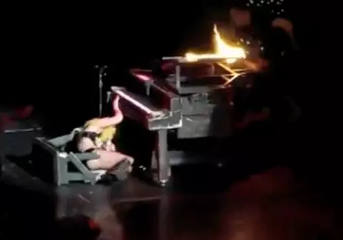 Ups! Vezi cele mai spectaculoase căzături ale vedetelor în 2011! VIDEO