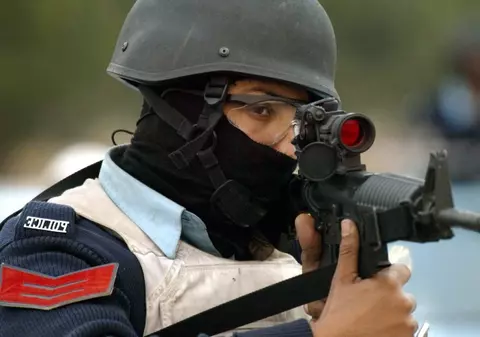 Laser, frate! Poliţiştii testează o armă cu laser împotriva infractorilor 