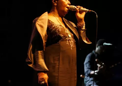 Viaţa nu a fost generoasă cu "Diva desculţă"! Iată de ce Cesaria Evora a cântat mereu în picioarele goale!