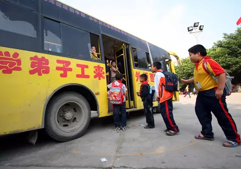 Tragedie în China: Cel puţin 15 copii au murit sufocaţi sau înecaţi într-un accident al unui autobuz şcolar