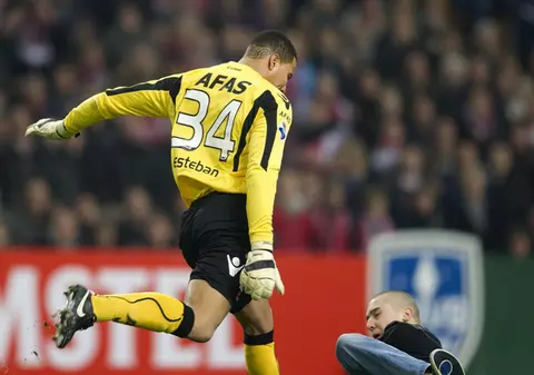Şoc în Olanda! Portarul lui Alkmaar a fost atacat de un suporter al lui Ajax/ VIDEO