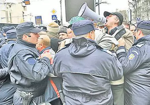 Adepţii "Occupy România", luați cu forța de jandarmi, din Piaţa Universităţii