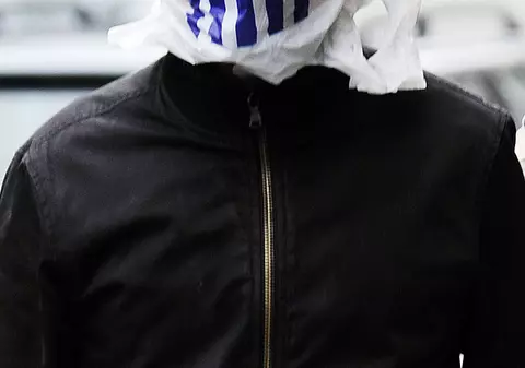 Logodnicul actriţei Kate Hudson, cu o pungă pe cap, pe stradă! Vezi ce a păţit | FOTO