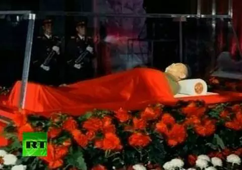 CULMEA ÎNDOCTRINĂRII! "Şi natura şi-a luat adio de la Kim Jong-il" Vezi cum e plâns dictatorul şi de păsările cerului!    