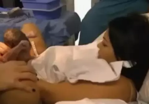 Naştere transmisă tv! Uite cum a venit pe lume un prinţişor | VIDEO