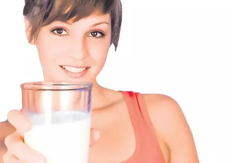 Protecţia Consumatorului avertizează: Fără să ştie, românii beau lapte contrafăcut, amestecat cu untură de porc şi ulei!