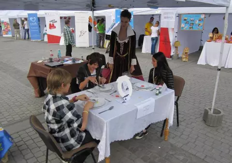 Lecţii de bune maniere, într-un mall din Capitală