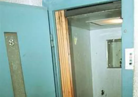 A încercat să vândă liftul la fier vechi