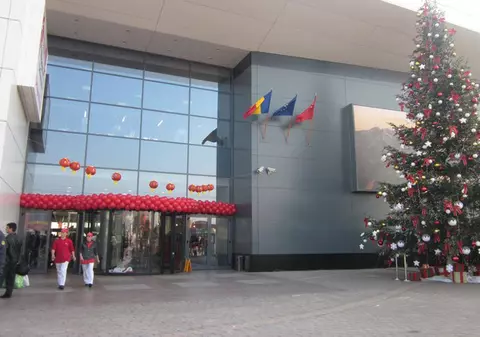 Aglomeraţie la deschiderea oficială de la Dragonul Roşu | Foto