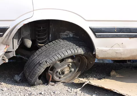 Iată cum poţi da în judecată primăria dacă ţi-ai avariat maşina într-o groapă    