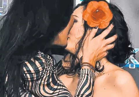 EXCLUSIV | Nicoleta Luciu, sărutată de o admiratoare