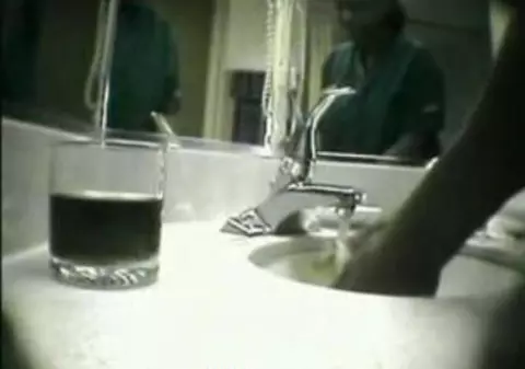 BOMBĂ SANITARĂ! Uite ce fac menajerele cu paharele la hotel! VIDEO