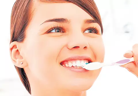 Folosiţi o periuţă cu păr moale