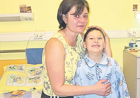 Operaţie în premieră mondială: dr. Gheorghe Burnei i-a "reparat" mâna unui pianist de 7 ani