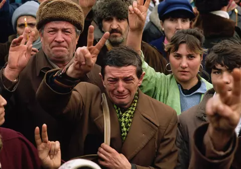 De ce plânge acest bărbat? | Misterul celebrei fotografii de la Revoluție care i-a adus un Pulitzer lui David C. Turnley