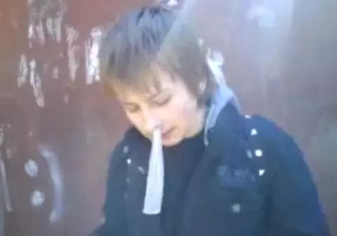DEZGUSTĂTOR! Ce a făcut de a rămas cu un prezervativ în nas? | VIDEO