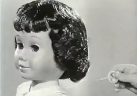 Uite ce reclame ciudate la păpuşi erau acum zeci de ani  | VIDEO