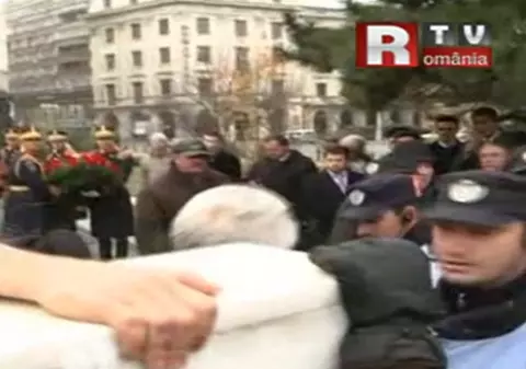 Revoluţionarii au călcat în picioare coroana de la Băsescu