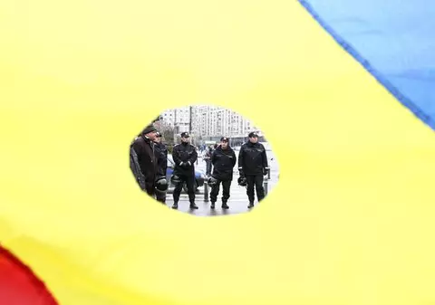 Iată cum s-au bătut astăzi revoluţionarii cu jandarmii în Piaţa Victoriei