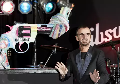Ringo Starr a făcut o statuie în formă de pistol, în memoria lui John Lennon | FOTO