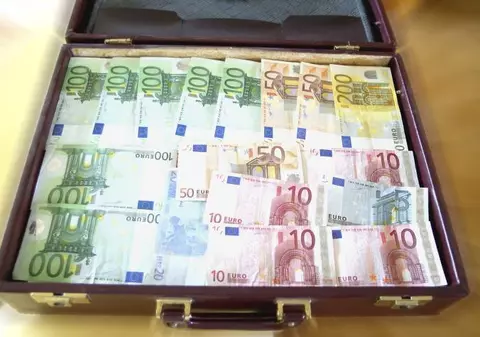 Emigranţii români trimit din ce în ce mai puţini bani în ţară