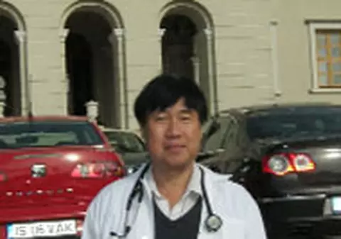 Un singaporez care studiaza la Iaşi, cel mai batran absolvent de Medicina