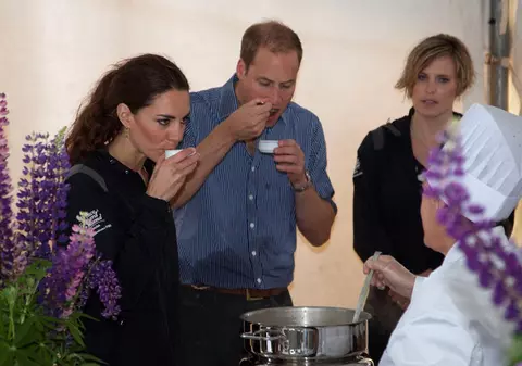 Află câţi bani trebuie să scoţi din buzunar pentru a lua masa alături de Kate, William şi Harry!