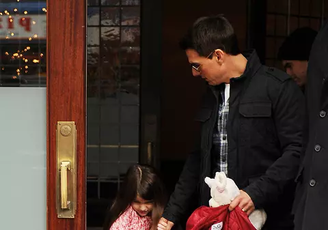 Uite ce timidă e fiica lui Tom Cruise | FOTO