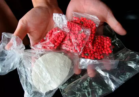 Trei persoane arestate, după ce au încercat să introducă aproape 4 tone de cocaină