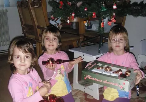 Tripletele din Alba au împodobit bradul. Vezi cum îl aşteaptă ele pe Moş Crăciun